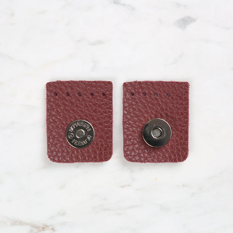 Knitme Square Magnet 4×4.5 cm Claret Red BA-0046