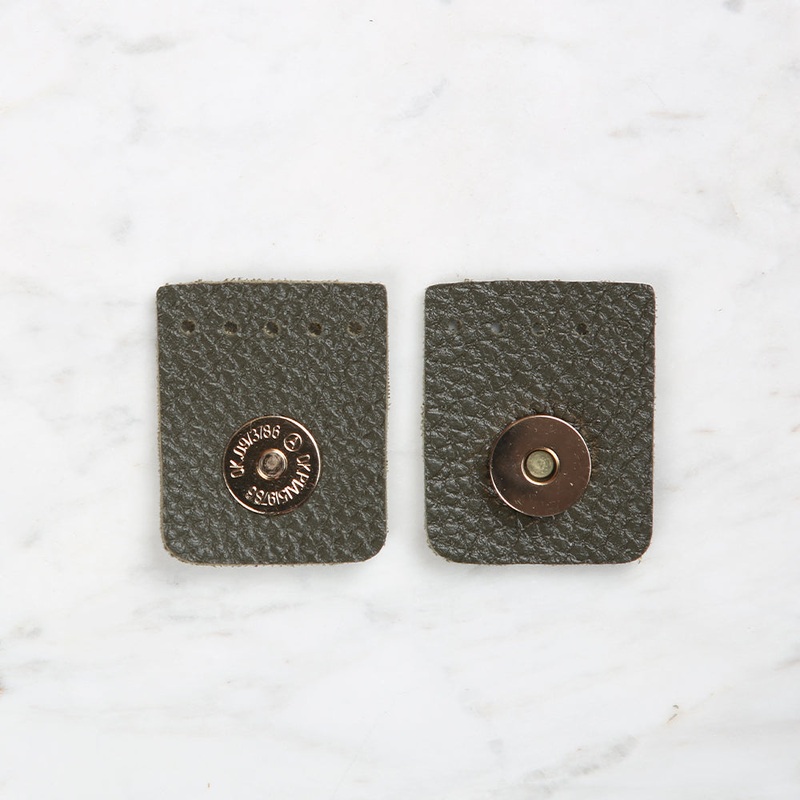 Knitme Square Magnet 4×4.5 cm Khaki BA-0046