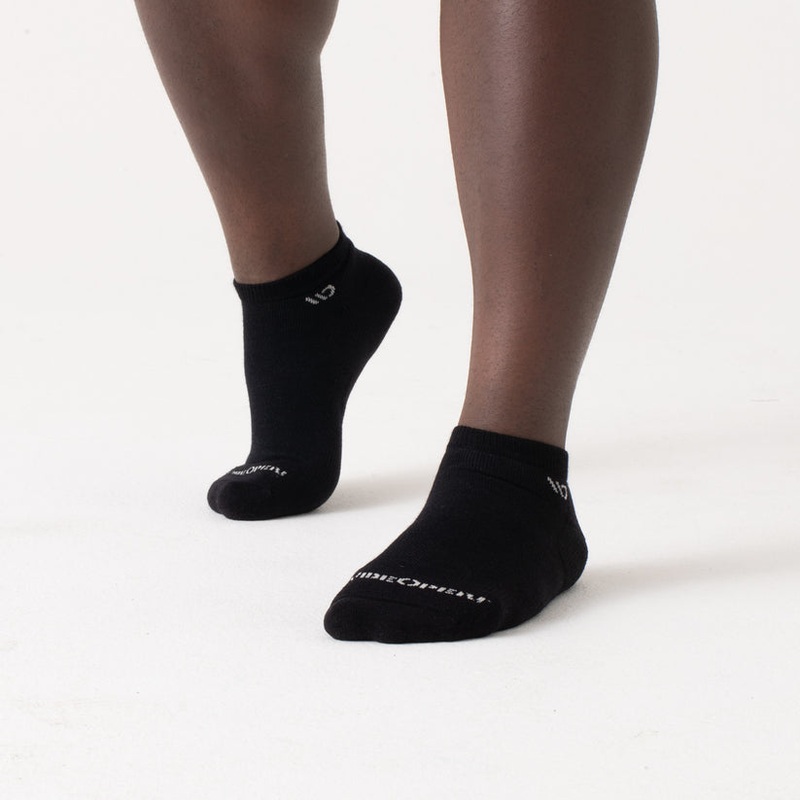 Men’s Solid Midweight Cushioned No Show Sock – Black