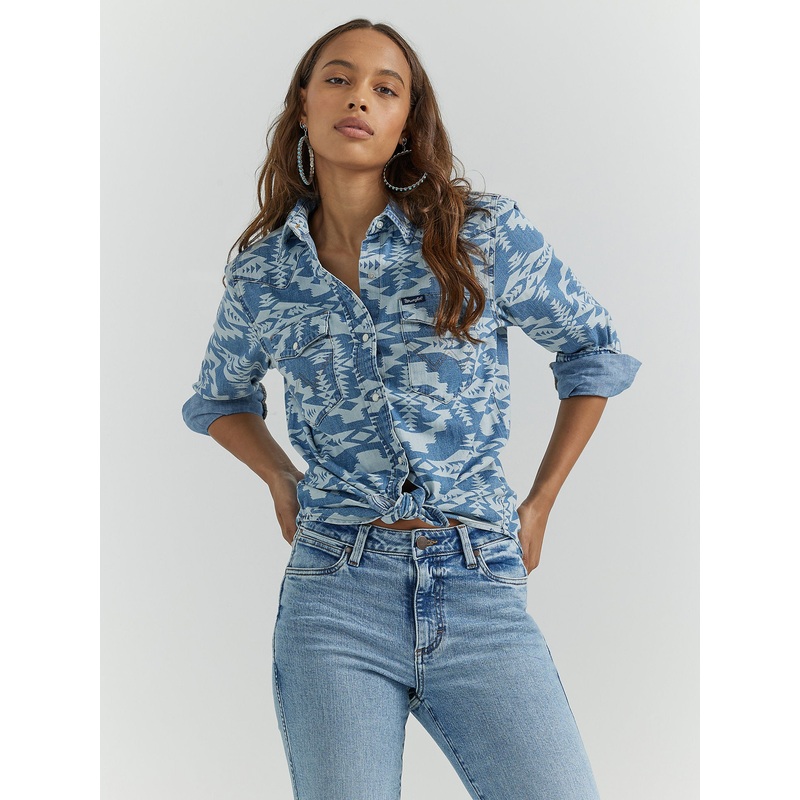 Women’s Geometric Cowboy Snap Shirt – Light Wash